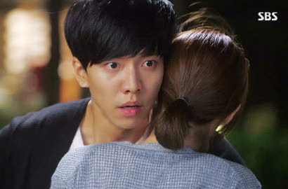 Romantisnya Lee Seung Gi Peluk Go Ara di Eps 12 'You're Surrounded'