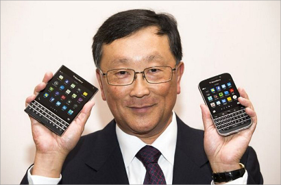 CEO BlackBerry Pamerkan Passport dan Classic