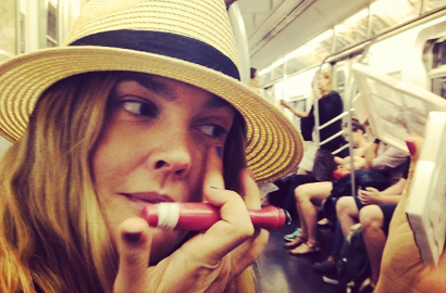 Drew Barrymore Tak Gengsi Dandan di Kereta Bawah Tanah