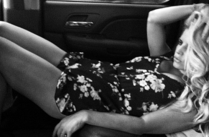 Jessica Simpson Bergaya Seksi Saat Hindari Paparazzi