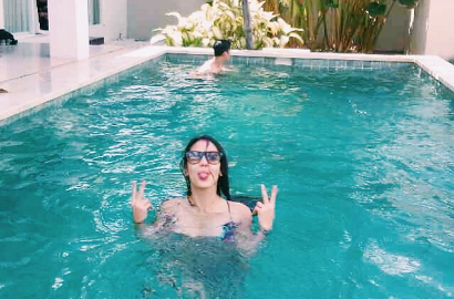 Pevita Pearce Liburan dan Berenang Bareng Al Ghazali