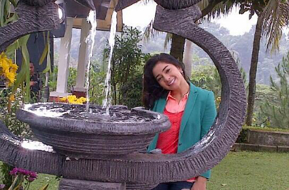 Nikita Willy Pose Cantik di Lokasi 'Kau Yang Berasal dari Bintang'