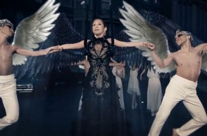 Ayumi Hamasaki Kenakan Gaun Desainer Indonesia di PV 'Angel'