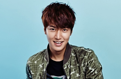 Lee Min Ho Bagi-Bagi Handuk untuk Kru Film 'Gangnam 1970'