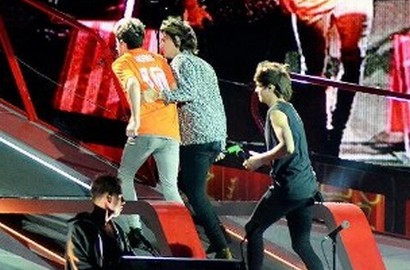 Niall Horan Memohon Penonton Amsterdam Berhenti Lempar Barang ke Panggung