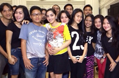 Ashanty Kasih Kado Gitar di Ulang Tahun Azriel