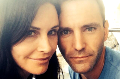 Romantisnya Courteney Cox Pamer Foto Selfie Usai Bertunangan
