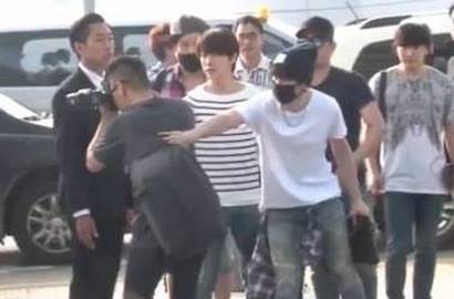 Hindarkan Wartawan dari Musibah, Eunhyuk Banyak Dipuji Fans dan Netter