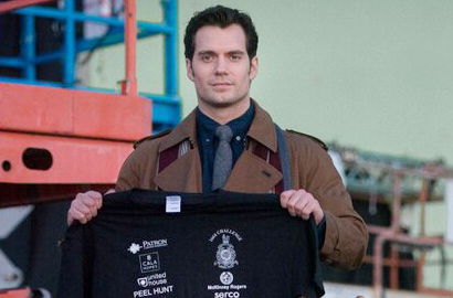 Inilah Foto Perdana Henry Cavill Jadi Clark Kent di 'Batman v Superman'