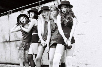 f(x) Kejutkan Fans dengan Suara Kucing di Teaser Video 'Red Light'