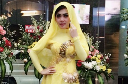 Syahrini Santai Busana Muslim 'Tudung Fatima' Dikritik Terlalu Seksi