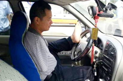 Kemudikan Mobil Pakai Kaki Tempuh Ribuan Km Bikin Kaget Polisi