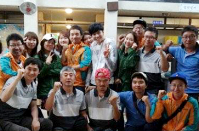 Lee Seung Gi Hadiahkan Jaket pada 130 Kru 'You're Surrounded'