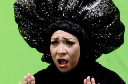 Melly Goeslaw Pakai Hijab Unik dan Nyentrik