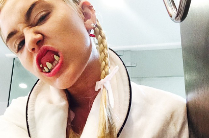 Tampang Seram Miley Cyrus dengan Gigi Taring