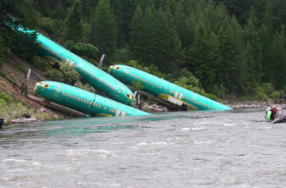 Dikirim Pakai Kereta, Tiga Pesawat Boeing Nyemplung Sungai