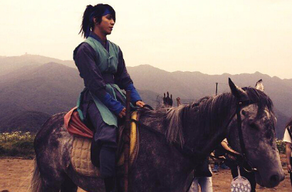 Yong Hwa CN Blue Pamer Foto Tunggangi kuda untuk 'Three Musketeers'