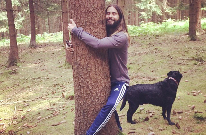 Meme Jared Leto Peluk Menara Pisa dan Leonardo DiCaprio Beredar di Internet