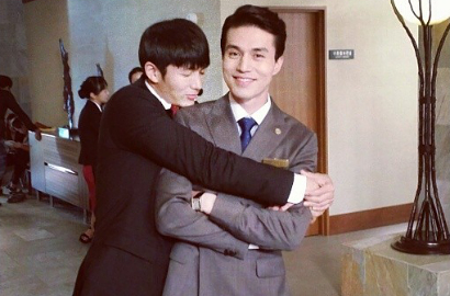 Seulong 2AM Peluk Lee Dong Wook Saat Syuting 'Hotel King'