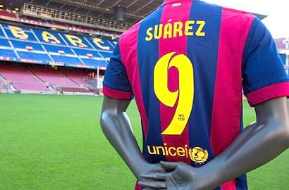 Luis Suarez Kenakan Jersey No. 9 di Barcelona
