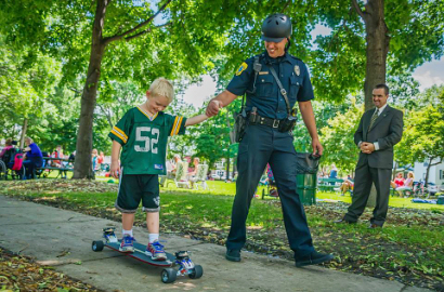 Polisi di Wisconsin Gunakan Skateboard untuk Patroli