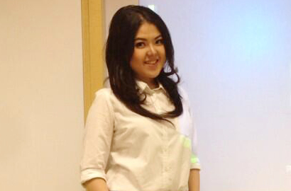 Tina Toon Bangga Lulus Sarjana Jurusan Sistem Informasi