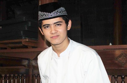 Fans Nekat Jebol Pagar Rumah dan Naik Genteng Demi Aliando