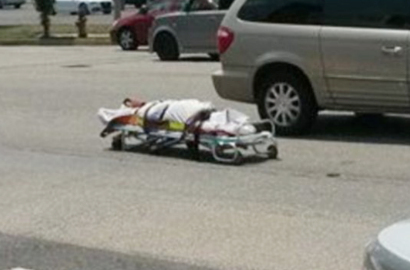 Mayat Jatuh dari Mobil Jenazah di Tengah Jalan Bikin Syok