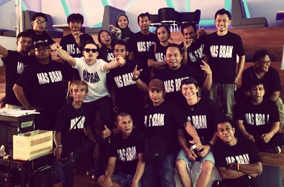 Serunya Ashraf Sinclair Kompak Pakai Kaos Mas Bram Bareng Kru 'CHSI'