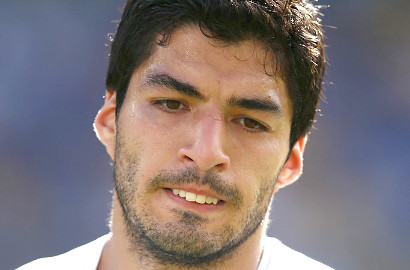 Barcelona Potong Gaji Luis Suarez Jika Menggigit Lagi