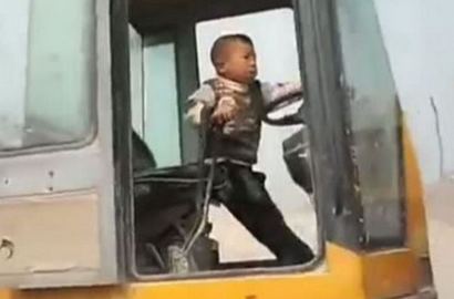 Video Balita Tiongkok Mahir Jalankan Truk Pengeruk Tanah