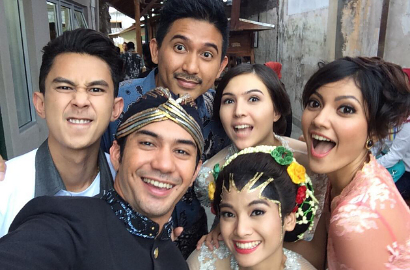 Reza Rahadian dan Acha Septriasa Pose Selfie di 'Strawberry Surprise'