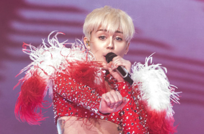 Miley Cyrus Dinilai Gila Tapi Pekerja Keras