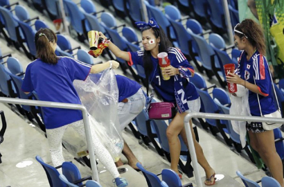 Brasil Beri Penghargaan Suporter Jepang Punguti Sampah di Piala Dunia