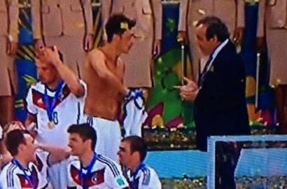 Mesut Ozil 'Ditodong' Presiden UEFA Saat Jerman Juarai Piala Dunia 2014