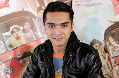 Nasib Apes Ricky Harun Nyupir Bajaj di 'Bajaj Bajuri The Movie'