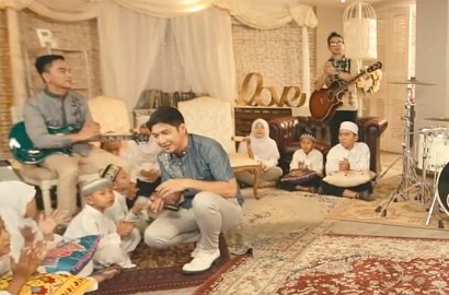 Ungu Berzikir di Video Klip 'Segala Puji Syukur'