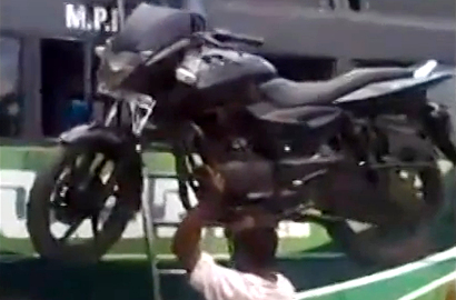 Heboh Video Pria India Panggul Motor Besar di Kepala
