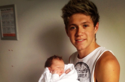 Imutnya Niall Horan Gendong Bayi