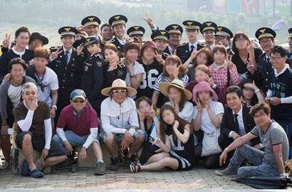 Lee Seung Gi dan Go Ara Pamitan di Syuting Terakhir 'You're Surrounded'