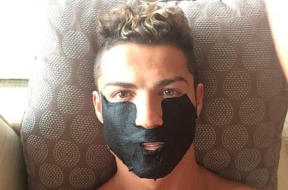 Cristiano Ronaldo Nikmati Liburan dengan Facial