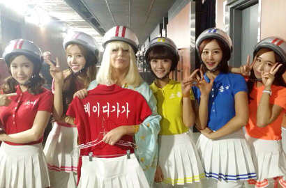 Foto Lady GaGa Diberi 'Seragam' dan Helm Khas Crayon Pop