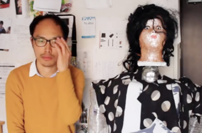 Seniman Ini Berkencan dengan Boneka dari Botol Plastik