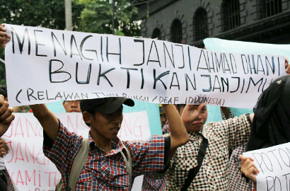 Demonstran Datangi Rumah Ahmad Dhani Tagih Janji