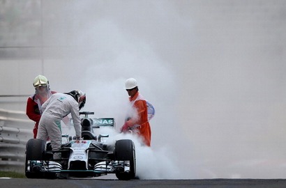 Mobil Lewis Hamilton Terbakar, Mercedes Selidiki Penyebab Kebocoran