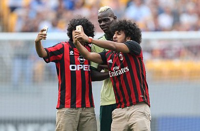 Mario Balotelli Foto Selfie Saat AC Milan Dibantai Manchester City