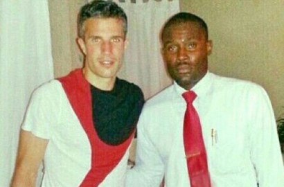 Pelayan Diskors Gara-Gara Foto Bareng Robin van Persie