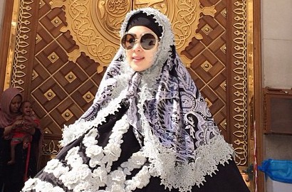 Syahrini Diejek Mirip Tenda Karena Busana Muslim Saat Umroh