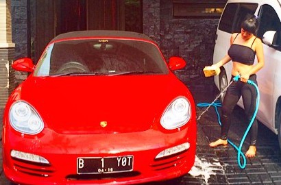 Libur Lebaran, Julia Perez Jadi 'Yuliyem Si Pelayan Seksi'