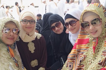 Berada di Mekkah Buat Syahrini Cuek Soal Memenya Sebagai 'Tumpeng'